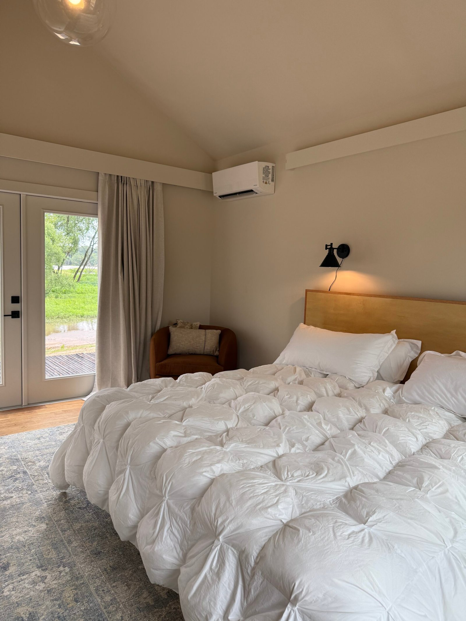Single room cabin Manifesting, Malas and Mandalas Limestone Fields King sized bed