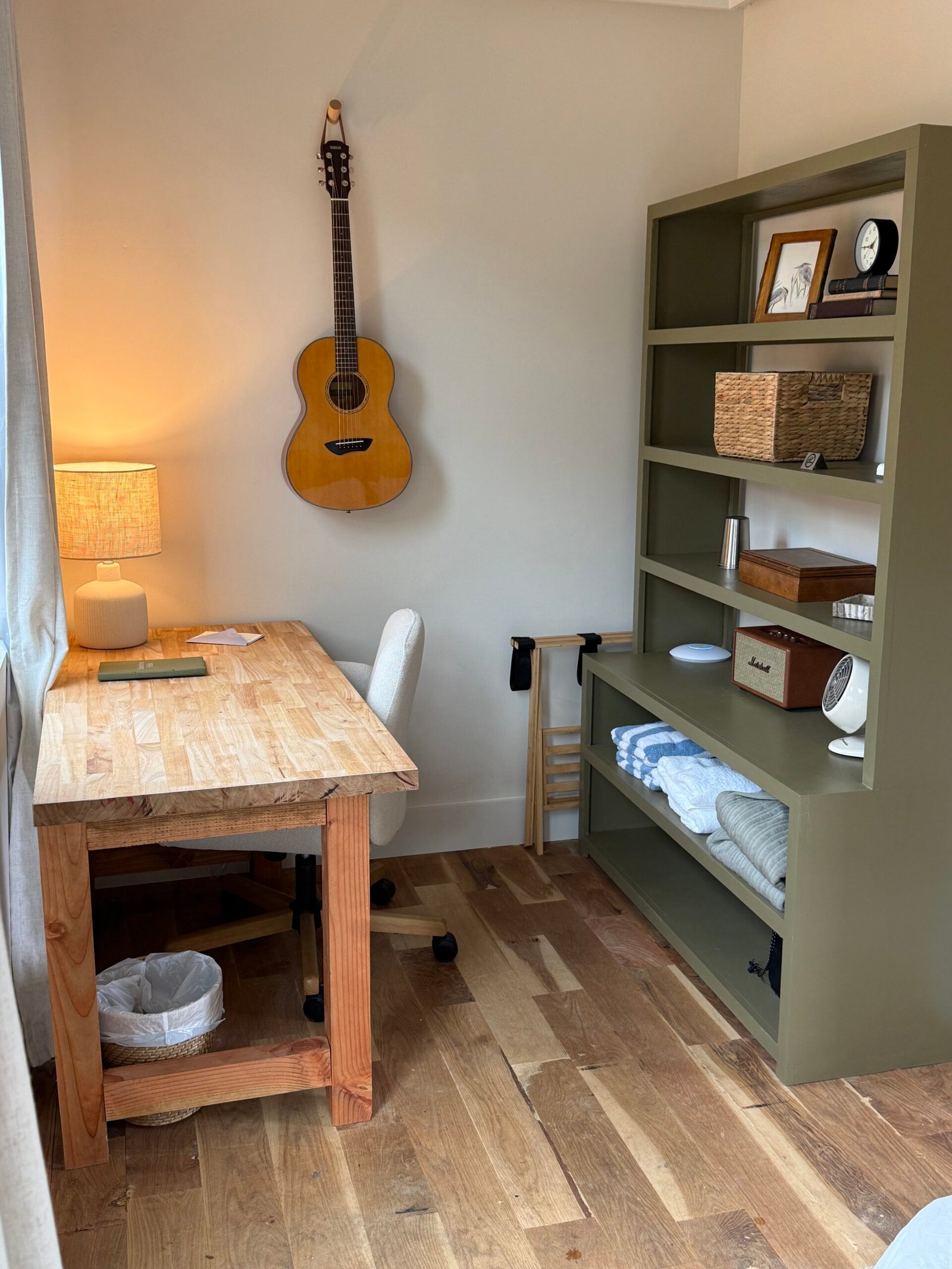 Single room cabin Manifesting, Malas and Mandalas Limestone Fields desk area